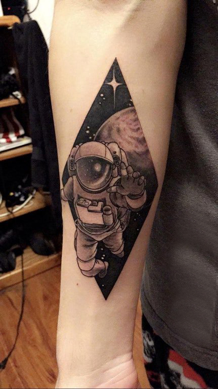 手臂纹身素材 男生手臂上菱形和宇航员纹身图片
