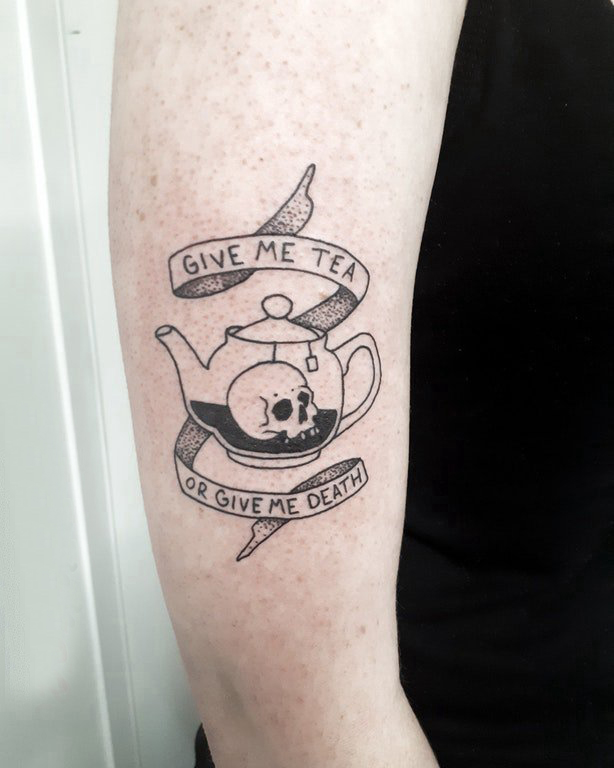 手臂纹身素材 男生手臂上英文和茶壶纹身图片