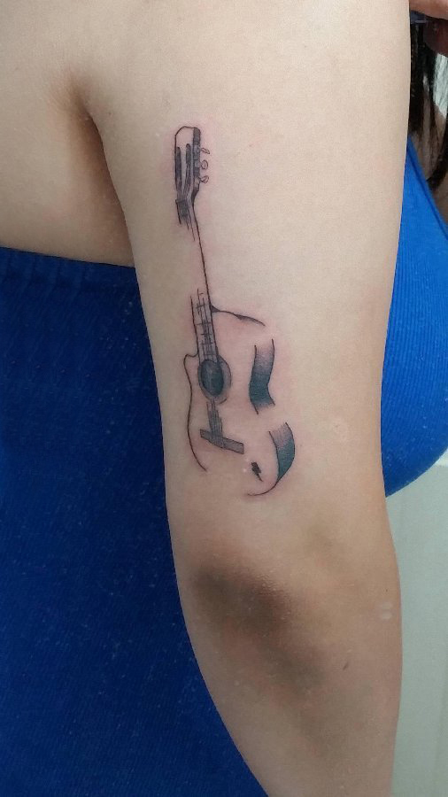 手臂纹身素材 女生手臂上黑色的吉他纹身图片