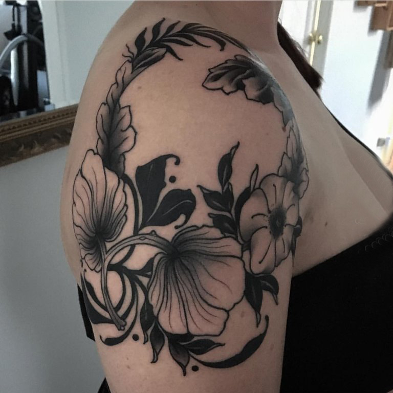 双大臂纹身 女生大臂上精致的花朵纹身图片