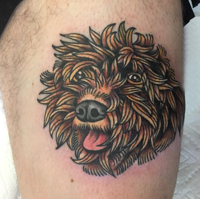 纹身大腿男 男生大腿上彩色的小狗纹身图片