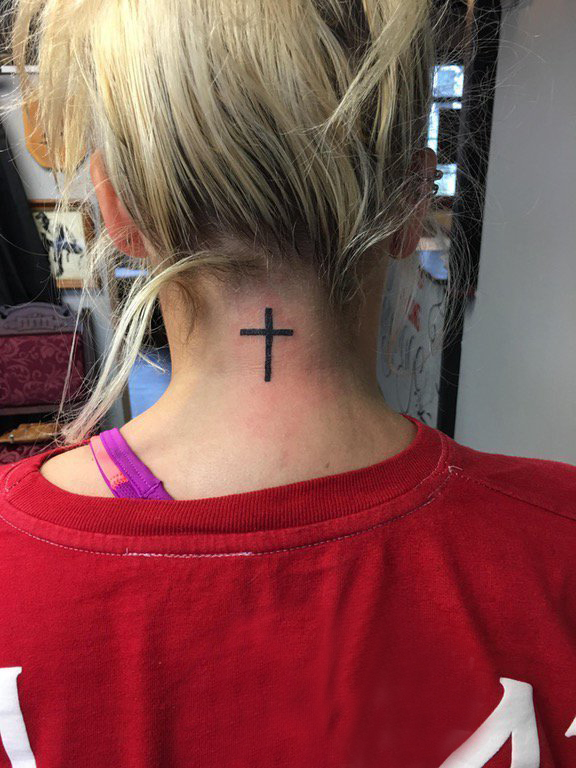 纹身小十字架 女生脖子上简单十字架纹身图片