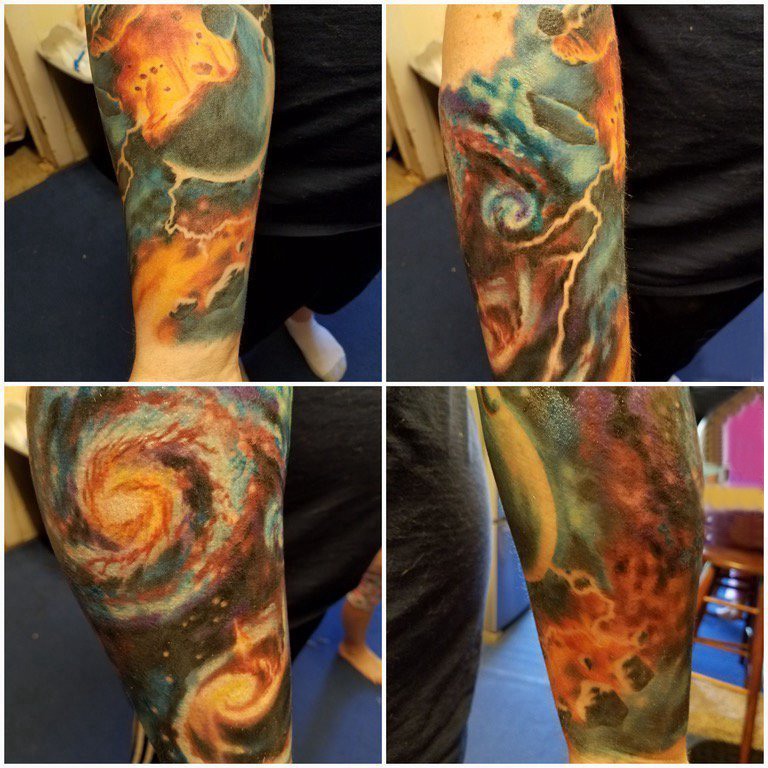 纹身星球 男生手臂上彩色纹身星球纹身图片