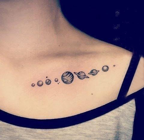 纹身星球 女生锁骨上黑色的星球纹身图片