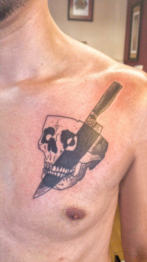 纹身胸部男 男生胸部匕首和骷髅纹身图片