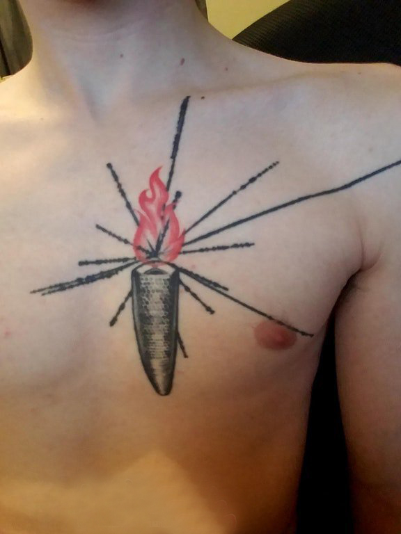 纹身胸部男 男生胸部彩色的蜡烛纹身图片