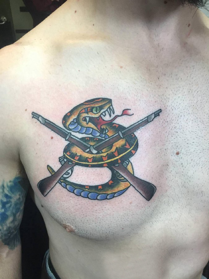 纹身胸部男 男生胸部彩色的枪和蛇纹身图片