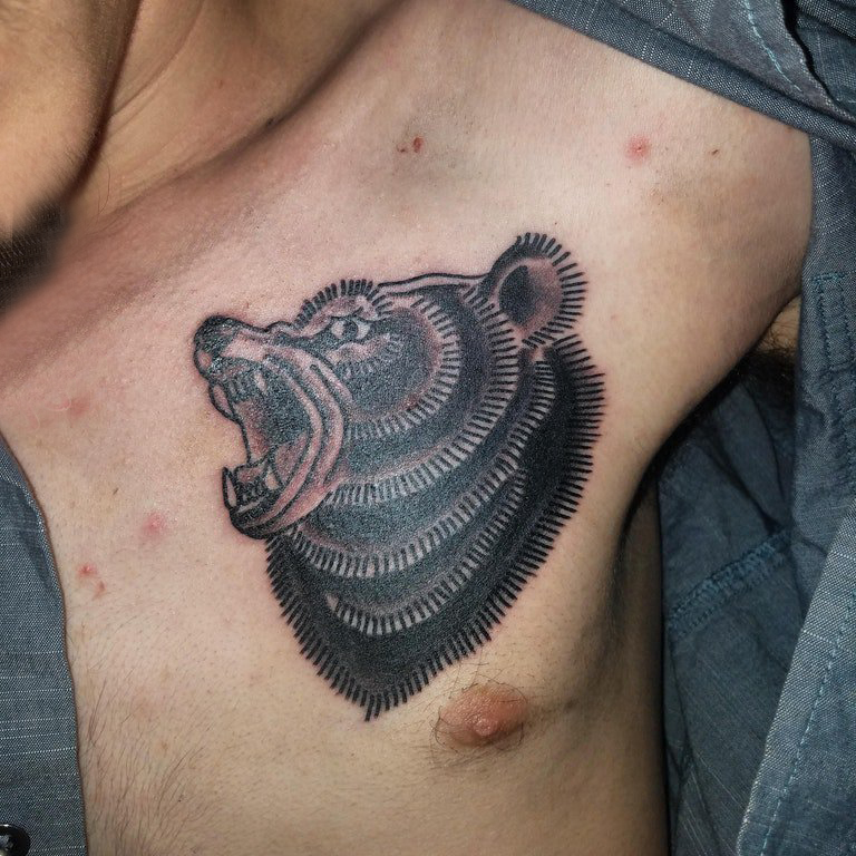 纹身胸部男 男生胸部黑色的熊纹身图片