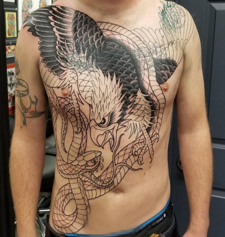 纹身胸部男 男生胸部蛇和老鹰纹身图片