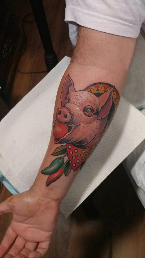 纹身猪 男生手臂上彩绘植物和猪纹身图片