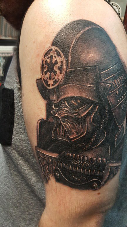 武士头盔纹身 男生大臂上黑色的武士纹身图片