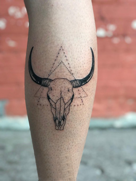 羊头骨纹身 男生小腿上三角形和羊头骨纹身图片