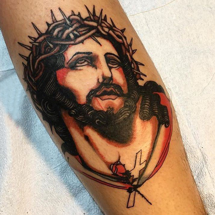 耶稣纹身 男生手臂上彩色的耶稣纹身图片