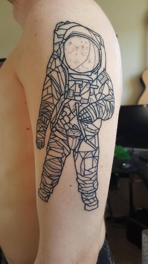 宇航员纹身图案 男生手臂上宇航员纹身图片