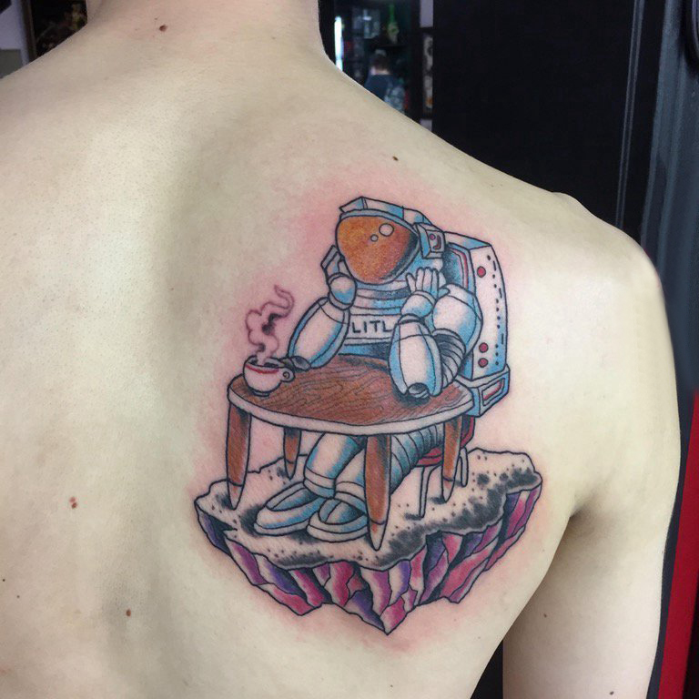 宇航员纹身图案 女生背部宇航员纹身图片
