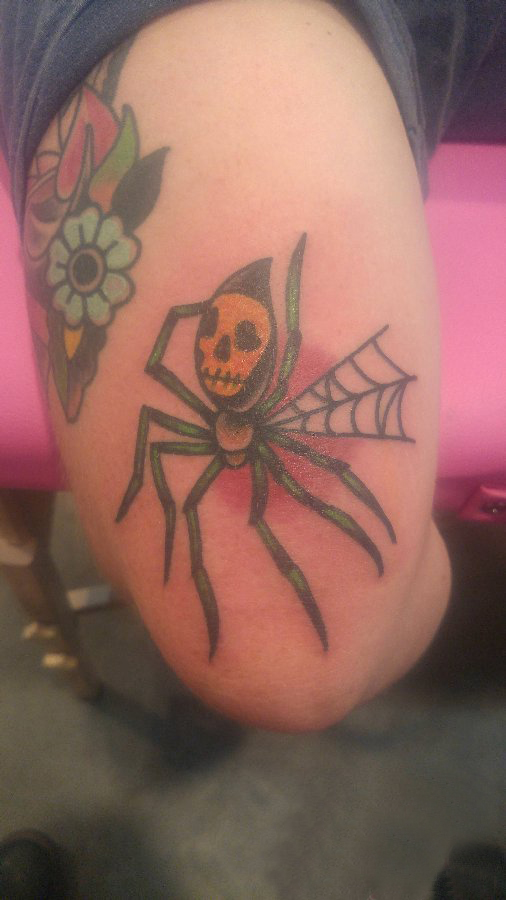 蜘蛛纹身 男生手臂上骷髅和蜘蛛纹身图片