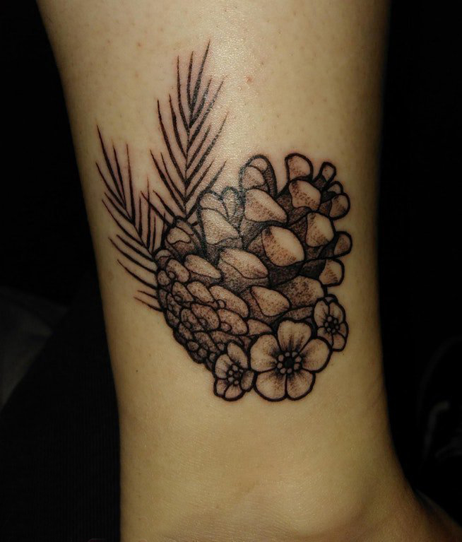 植物纹身 男生脚踝上黑色的松果纹身图片