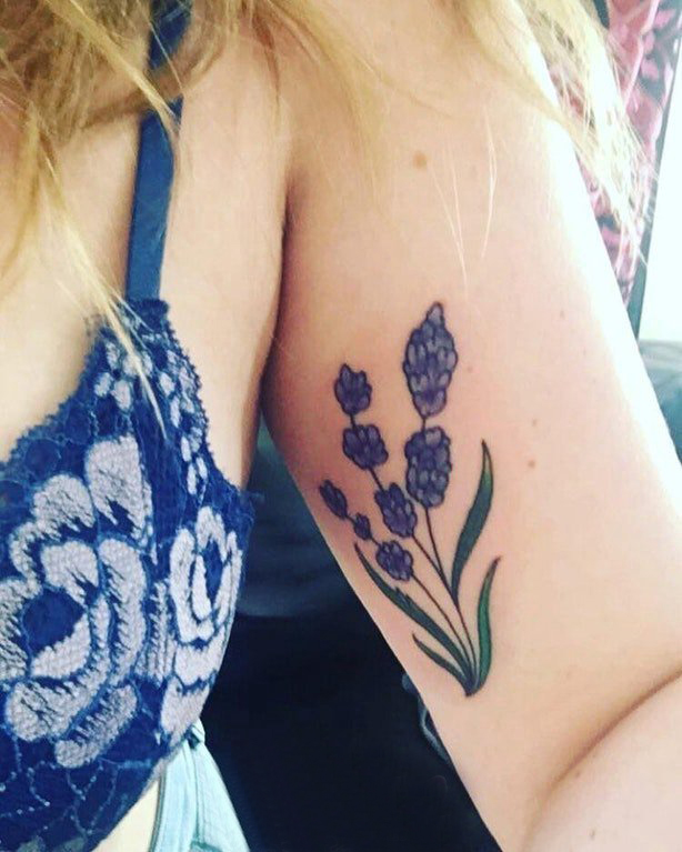 植物纹身 女生大臂上彩色的植物纹身图片