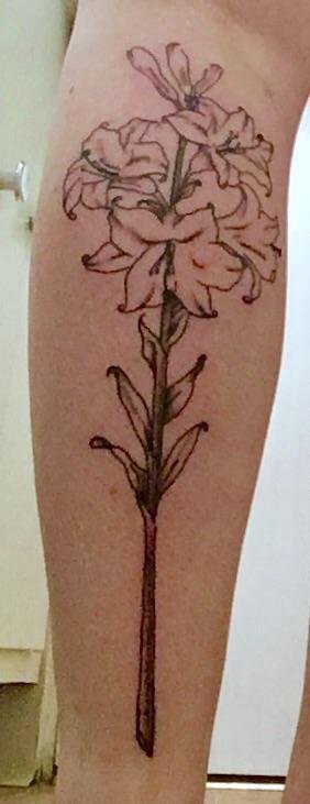 抽象线条纹身 女生小腿上黑色的花朵纹身图片
