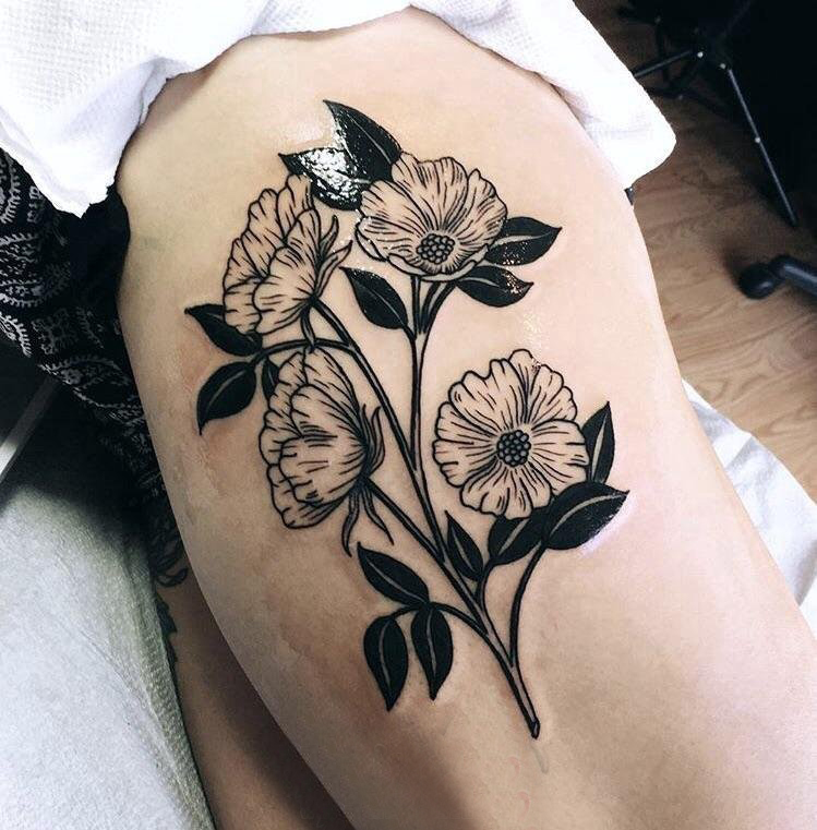 大腿传统纹身 女生大腿上黑色的花朵纹身图片