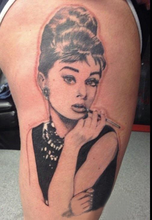 国际纹身明星 女生大腿上黑色的奥黛丽赫本纹身图片
