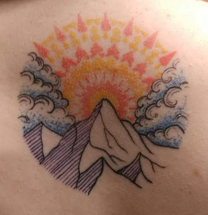 后背纹身男 男生后背上太阳和山脉纹身图片