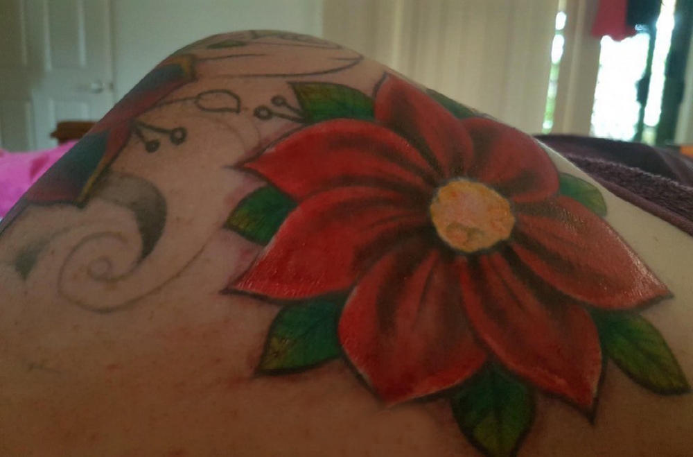 后肩纹身 男生后肩上彩色的花朵纹身图片