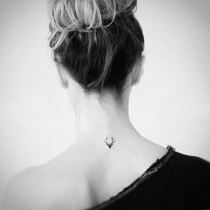 后颈部纹身 女生后颈部黑色的麋鹿纹身图片