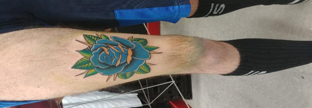 花朵纹身 男生大腿上彩色花朵纹身图案