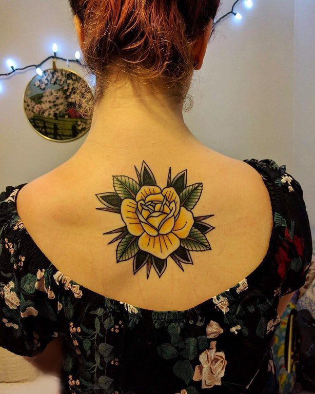 花朵纹身 女生后背上娇艳的黄玫瑰纹身图片
