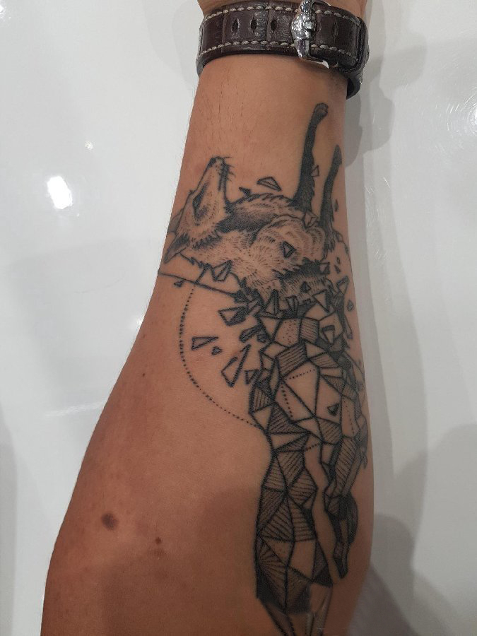 几何动物纹身图案 男生手臂上几何动物纹身图案