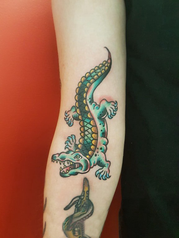 卡通鳄鱼纹身 女生手臂上彩色的鳄鱼纹身图片