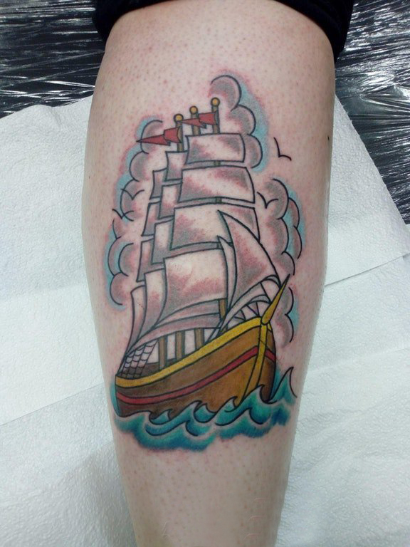 欧美小腿纹身 男生小腿上航行的帆船纹身图片