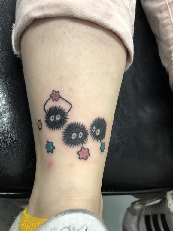 欧美小腿纹身 女生小腿上彩色的灰尘精灵纹身图片