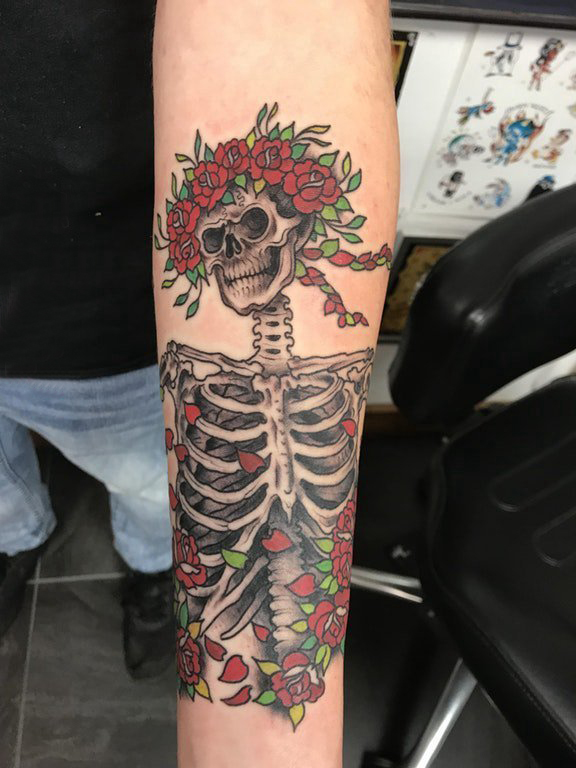 手臂纹身素材 男生手臂上花朵和骷髅纹身图片