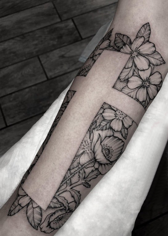 手臂纹身素材 男生手臂上花朵和十字架纹身图片