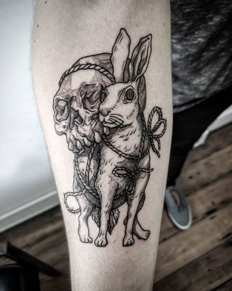 手臂纹身素材 男生手臂上骷髅和兔子纹身图片