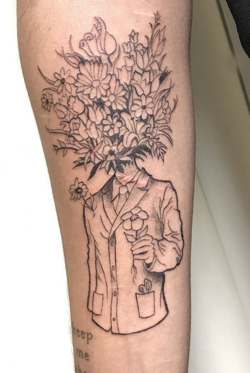 手臂纹身素材 男生手臂上人物和花朵纹身图片