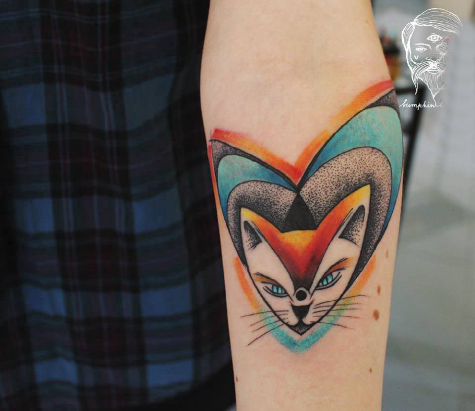 手臂纹身素材 男生手臂上心形和猫咪纹身图片