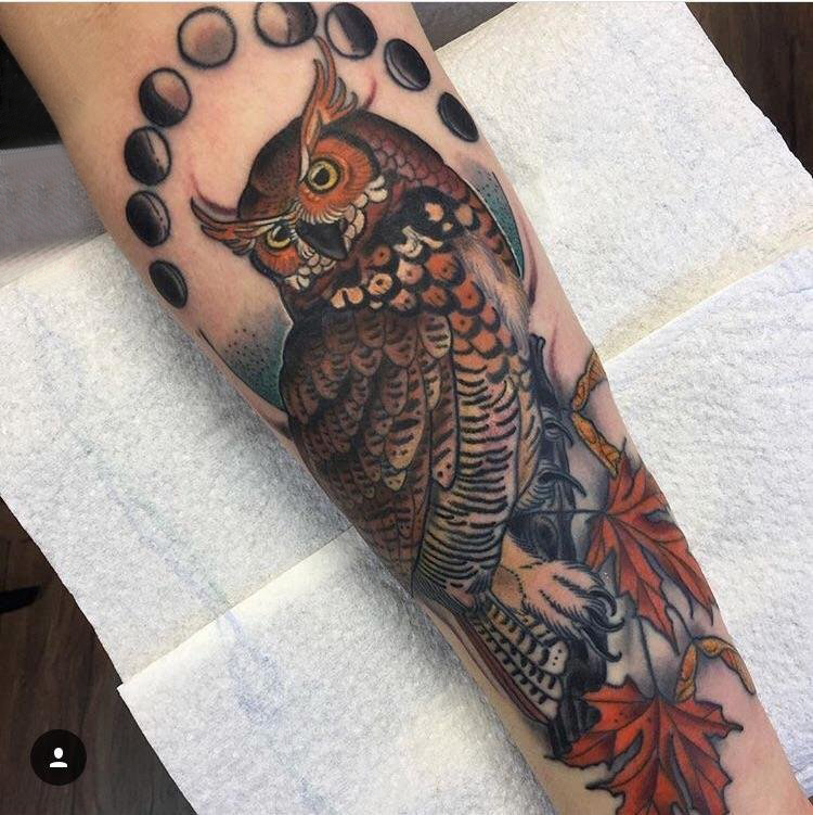 手臂纹身素材 男生手臂上叶子和猫头鹰纹身图片