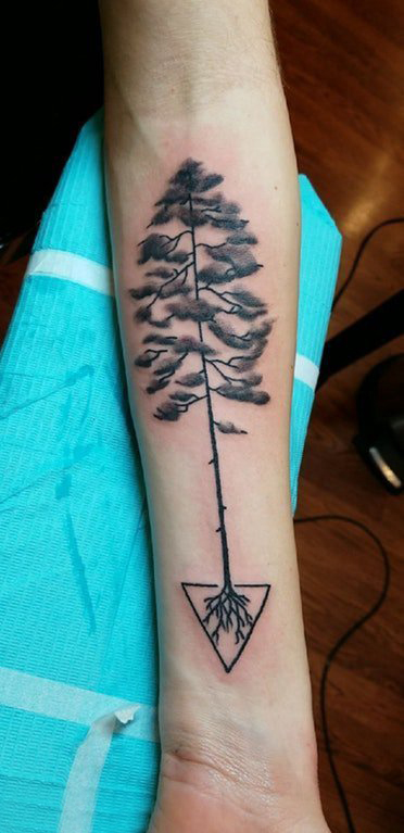 手臂纹身图片 男生手臂上三角形和树纹身图片