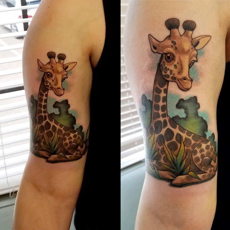 双大臂纹身 男生大臂上植物和长颈鹿纹身图片