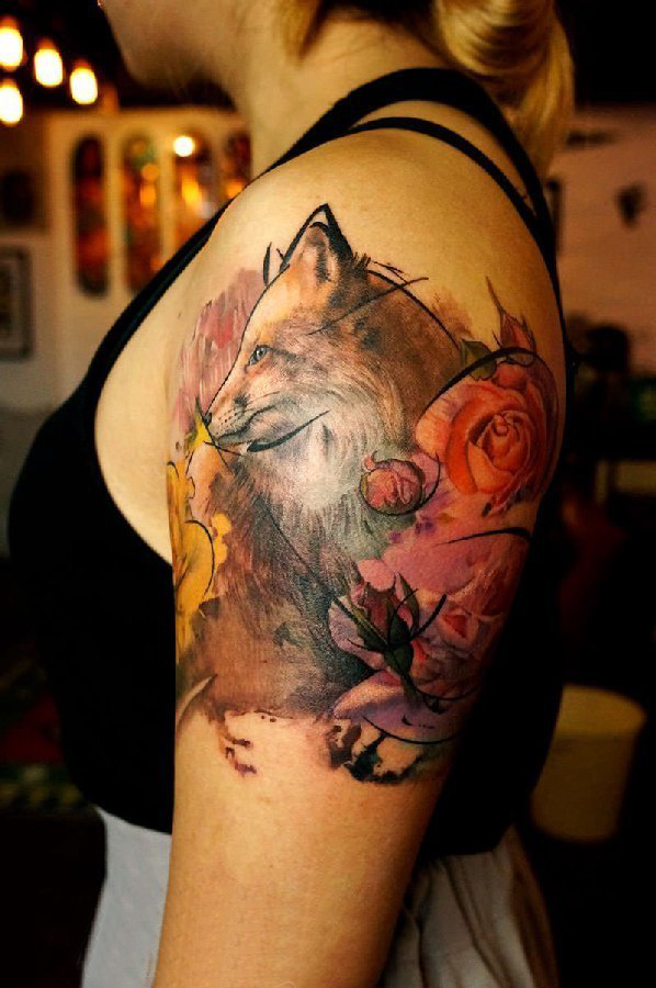双大臂纹身 女生大臂上花朵和狐狸纹身图片