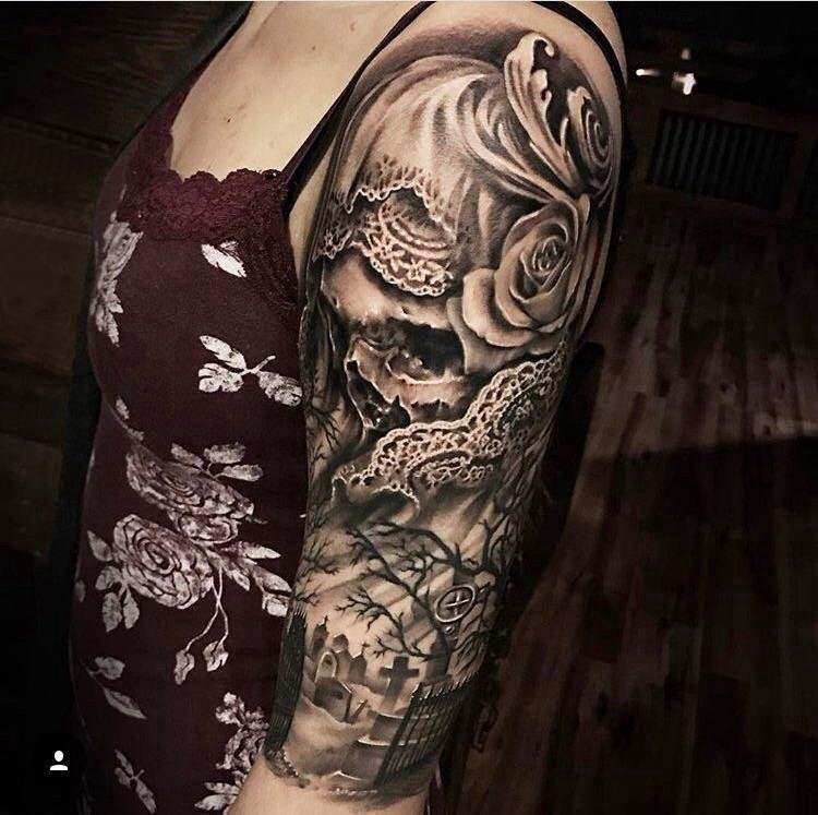 双大臂纹身 女生大臂上花朵和骷髅纹身图片