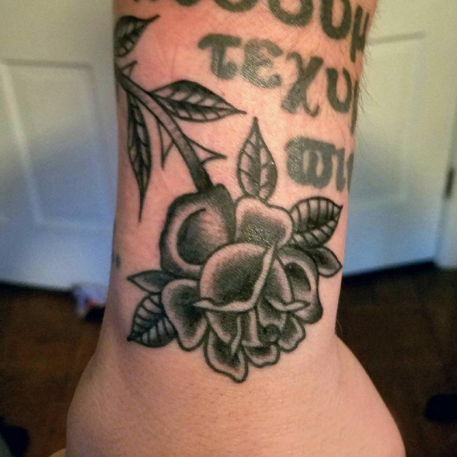 文艺花朵纹身 男生手腕上花朵纹身图片