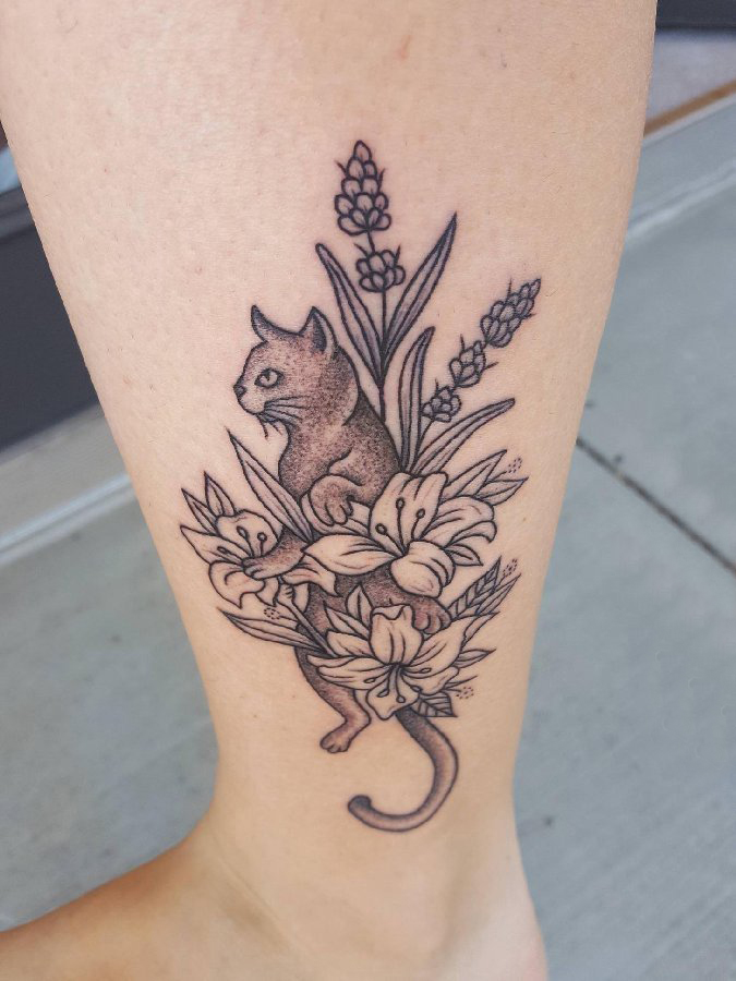 纹身点刺技巧 女生小腿上花朵和猫咪纹身图片