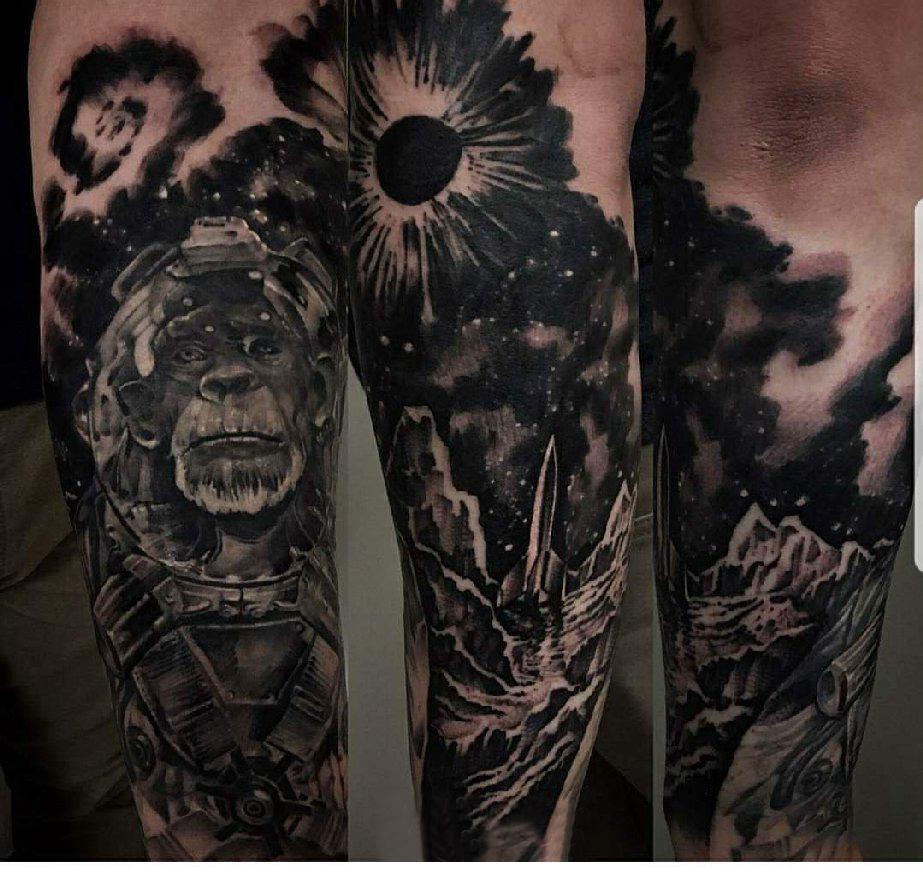 纹身黑色 男生手臂上黑色的猴子纹身图片