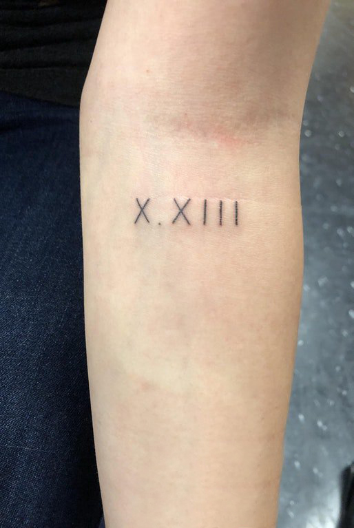 纹身罗马数字 女生手臂上罗马数字纹身图片