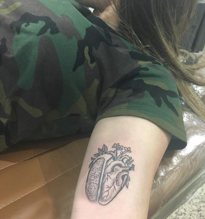 大臂纹身图 女生大臂上黑色的心脏纹身图片