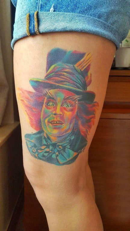关于纹身的电影 女生大腿上彩色的人物纹身图片
